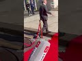 Scholz steigt über Absperrung und verläuft sich auf rotem Teppich #shorts