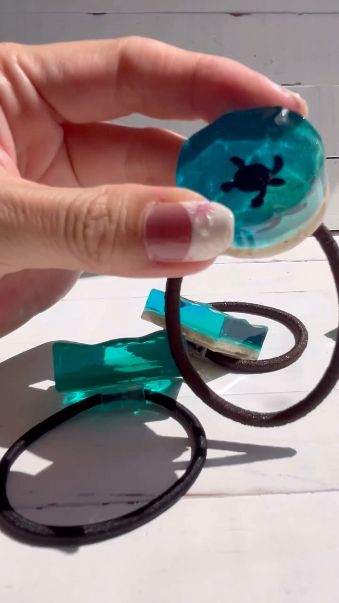 ホヌが透けて見える海のヘアゴム♪ #エポキシレジン #透明感 #透ける海