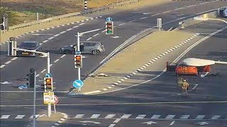 Ambush at intersection near Sderot during Hamas attack in Israel | Traffic cam video