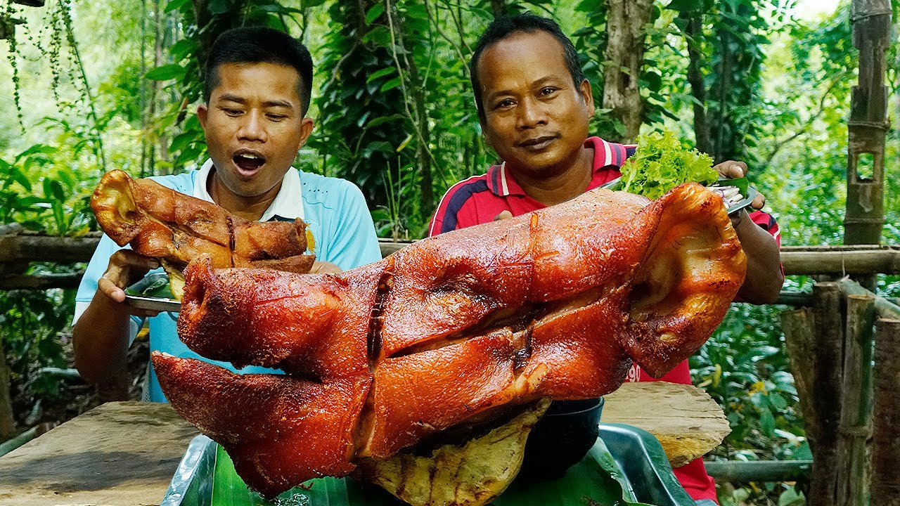 Roasted Pig Head BBQ Crispy In Pan Eating with Supper Hot Sauce and