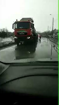 Кидают асфальт в воду. - YouTube