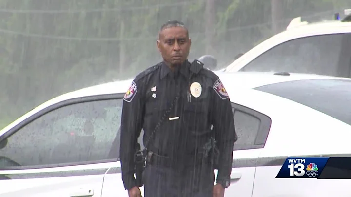 Alabama police officer stands in rain to pay respect for WWII veteran - DayDayNews