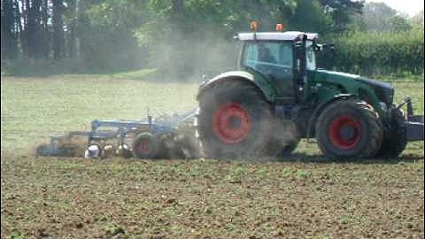 Bunning Lowlander spreader with discs spreading pig muck