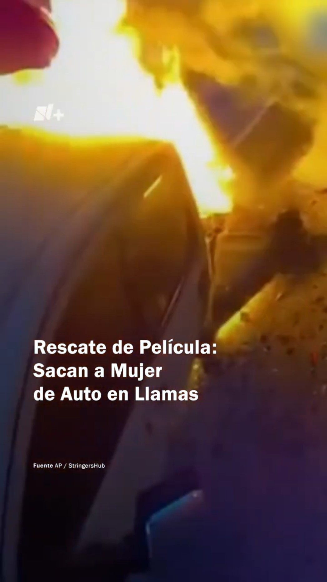 Policía rompe ventana de auto en llamas para rescatar a mujer atrapada - N+ #Shorts