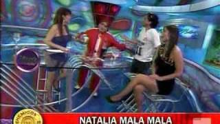 Natalia Málaga se le achora a Roberto Martínez y éste le responde (Enemigos Públicos 17-11-2010)