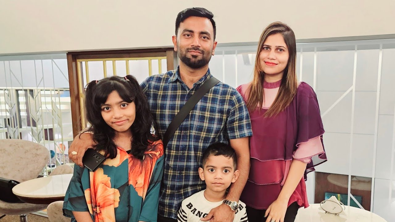 মায়ের চিকিৎসার জন্য  পরিবার নিয়ে সিঙ্গাপুর