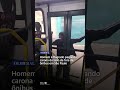 Homem é flagrado pegando carona do lado de fora de ônibus em São Paulo