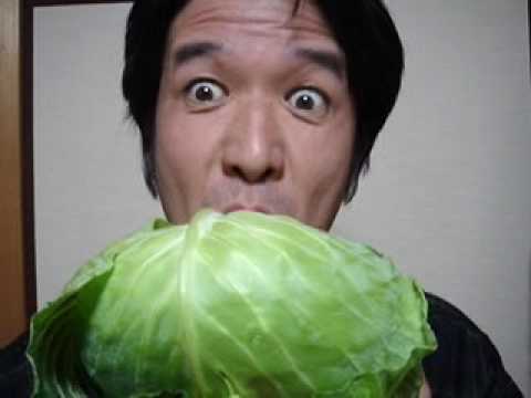 I made musical instruments from the cabbage. A very high sound is heard.