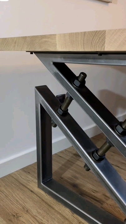 meja kerja dari kayu dengan kaki besi hollo desain nya keren banget dengan baut