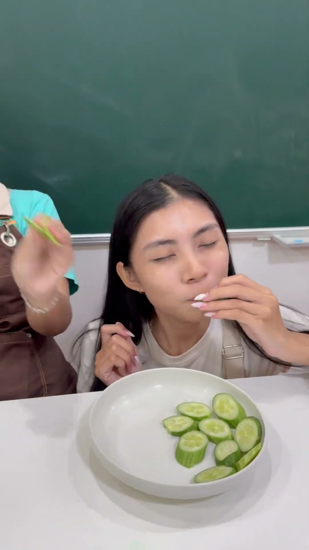 LNF - Ăn nhầm phải dưa leo đắp mặt ?❗️Eat cucumber skin care ? #shorts