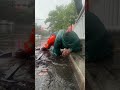 深沟浊水刺骨寒 他俯身掏挖不停 污泥溅满脸颊 却挡不住水流畅通时那抹满足的光 感人瞬间 致敬城市美容师 深沟浊水刺骨寒 他俯身掏挖不停 污泥溅满脸颊 却挡不住水流畅通时那抹满足的光 感人瞬间 致敬城市美容师