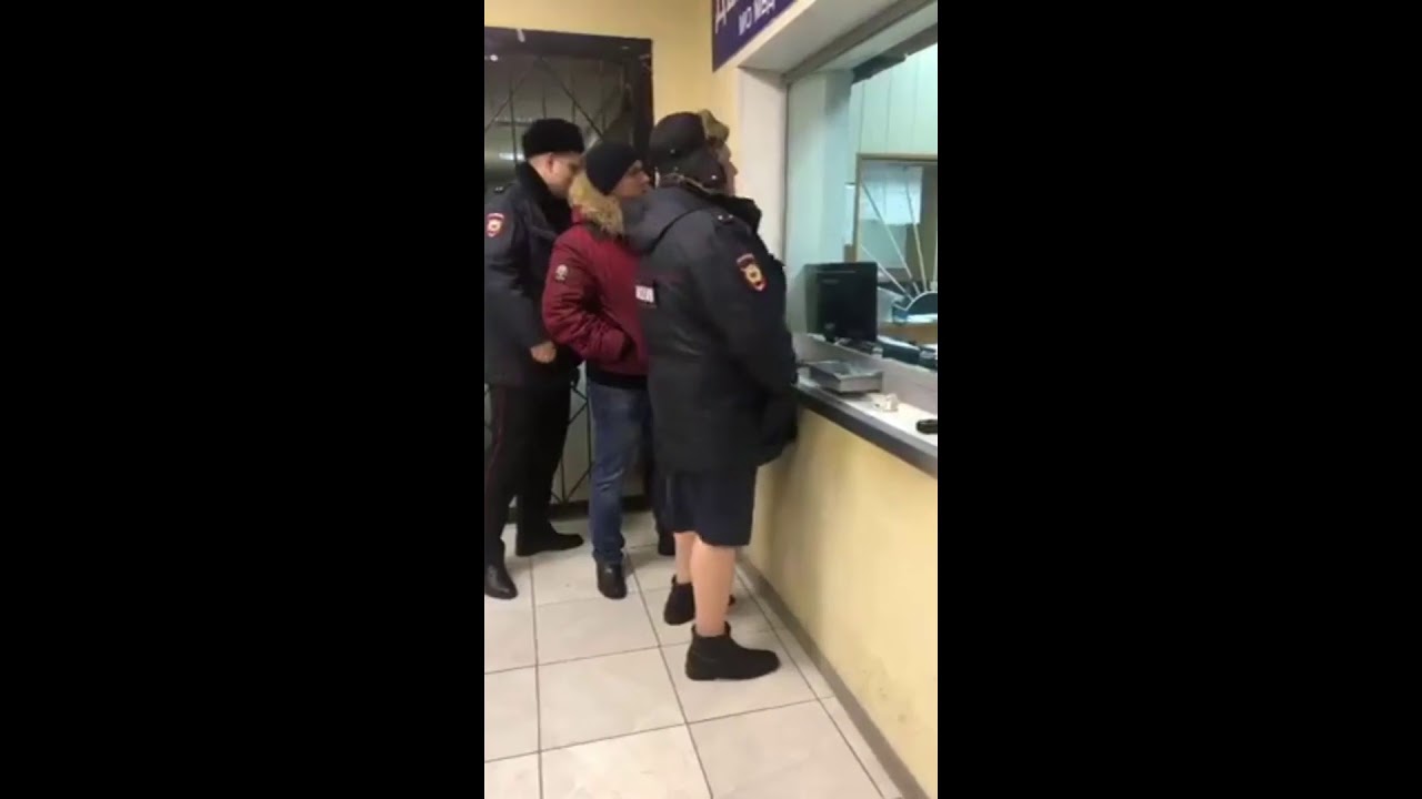 Телочки полицейские развлекаются с заключенным в камере полицейские развлекаются