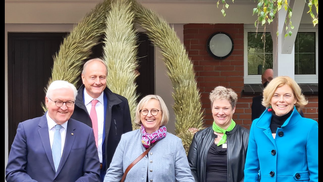 Bundespräsident Frank-Walter Steinmeier nimmt Erntekrone in Ostfriesland in Victorbur in  Empfang
