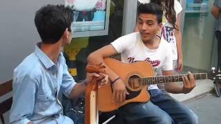 Sokak müzisyenleri efsane gençler Serkan ve Buğrahan (Süper amatör Karadeniz potpori )