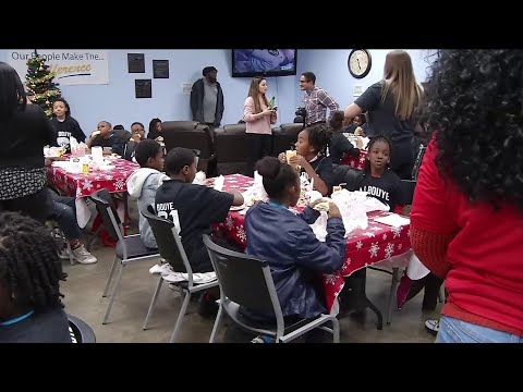 jaguars’-a.j.-bouye-hosts-50-children-for-night-of-holiday-shopping