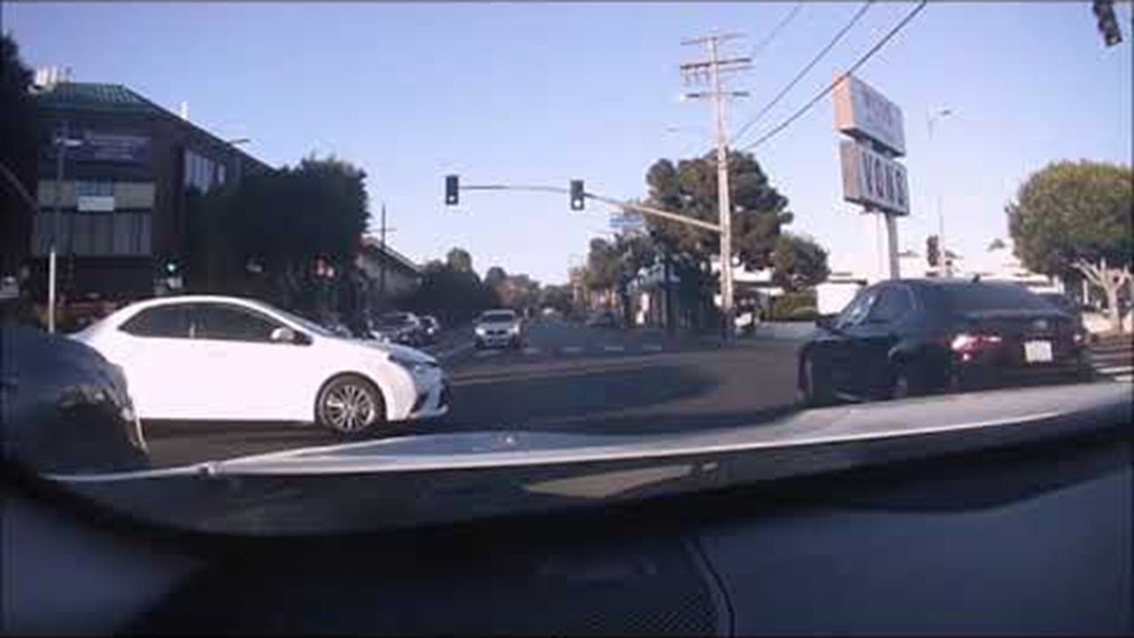 Car Runs Red Light, Narrowly Misses Traffic || ViralHog - YouTube