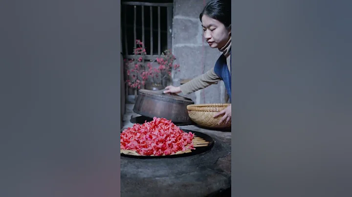 杜鵑花是我童年的花，從小我就非常的喜歡它，大地之花，清幽之花，每年的三四月，在山頂，坡上，隨處都可以看見一點，好看又好吃。#我的鄉村生活 #春天的味道 #大自然的饋贈 #傳統手藝 - 天天要聞