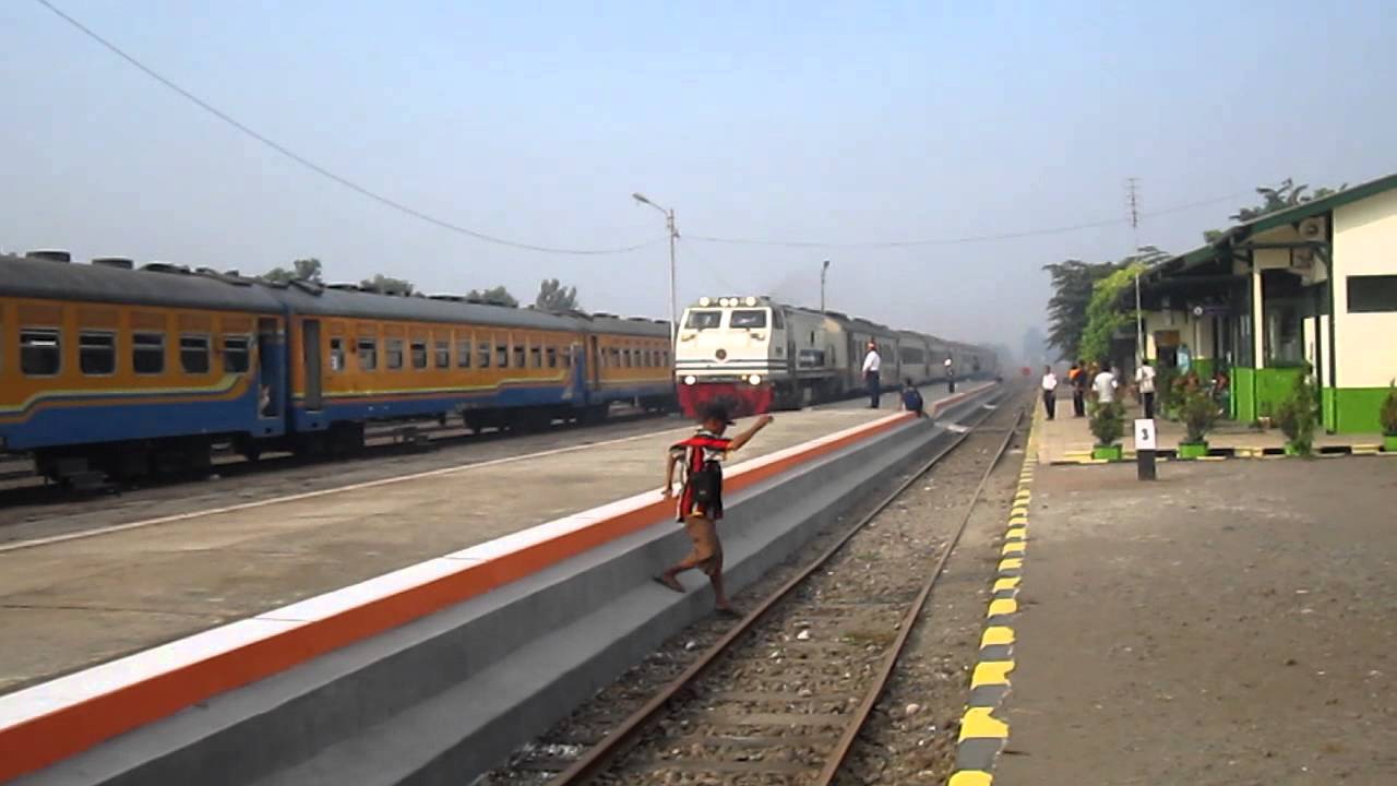 Sajian Lepas : KA.38 Turangga ngebut di Stasiun Krian