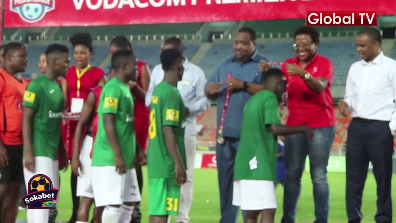 YANGA, Azam FC Walivyovalishwa Medali Zao Baada ya Mechi - YouTube