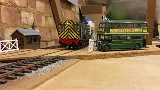 Dapol O Gauge Cl08 Passes Level Crossing Featuring Working Gwr Signal.