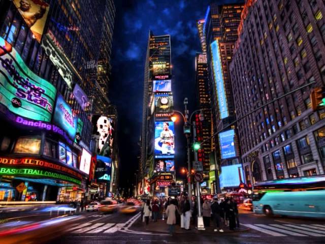 ► NEW YORK, NEW YORK - Frank Sinatra class=