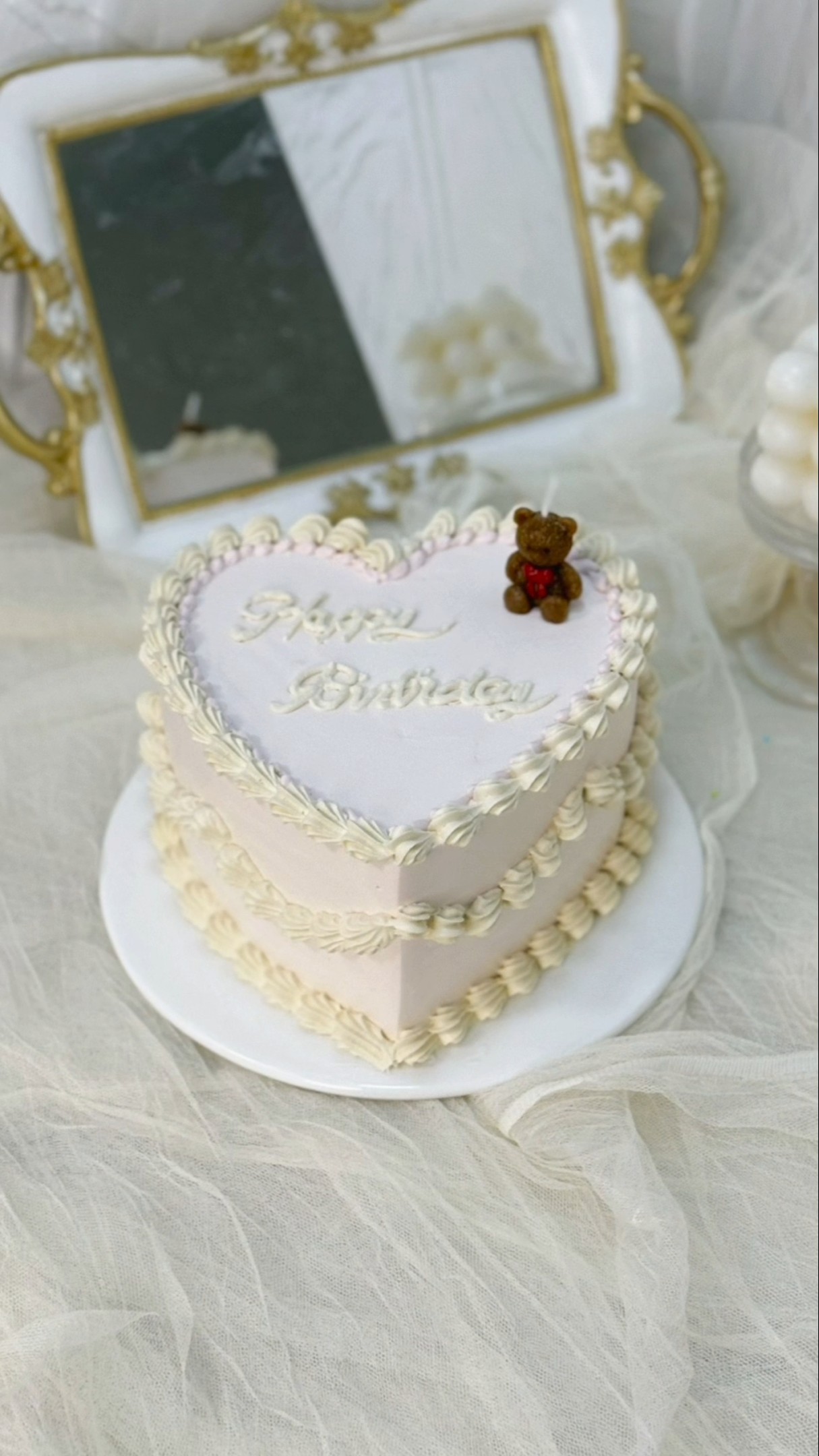 A cake made with a flower mouth is simple and beautiful. Cake baking tutorial. Western pastry baking