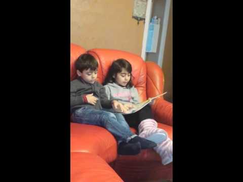 6 летний девочка читает и учит брата