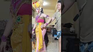 Kebaya Pas Badan! Tampil Anggun & Mempesona di Atas Panggung