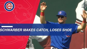 Kyle Schwarber falls, makes the catch and loses shoe