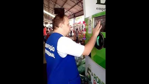 Maicon reciclando com a máquina de Reciclagem Lucrativa E-Recicla