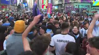 Arjantinli Taraftarlar Dünya Şampiyonluğunu Times Meydanında Kutladı