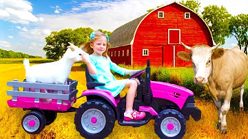 ناستيا تتظاهر باللعب في مزرعه مع جرارات وحيوانات المزرعة لعب للأطفال