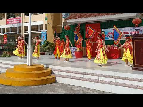 Video Hào Khí Việt Nam - Tiểu Học Nguyễn Huệ - YouTube