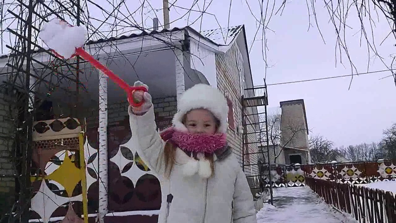 Машутка чистит снег....зима....прогулка - YouTube