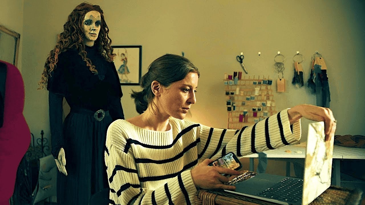 O familie se mută într-o casă în care există un manechin care este posedat