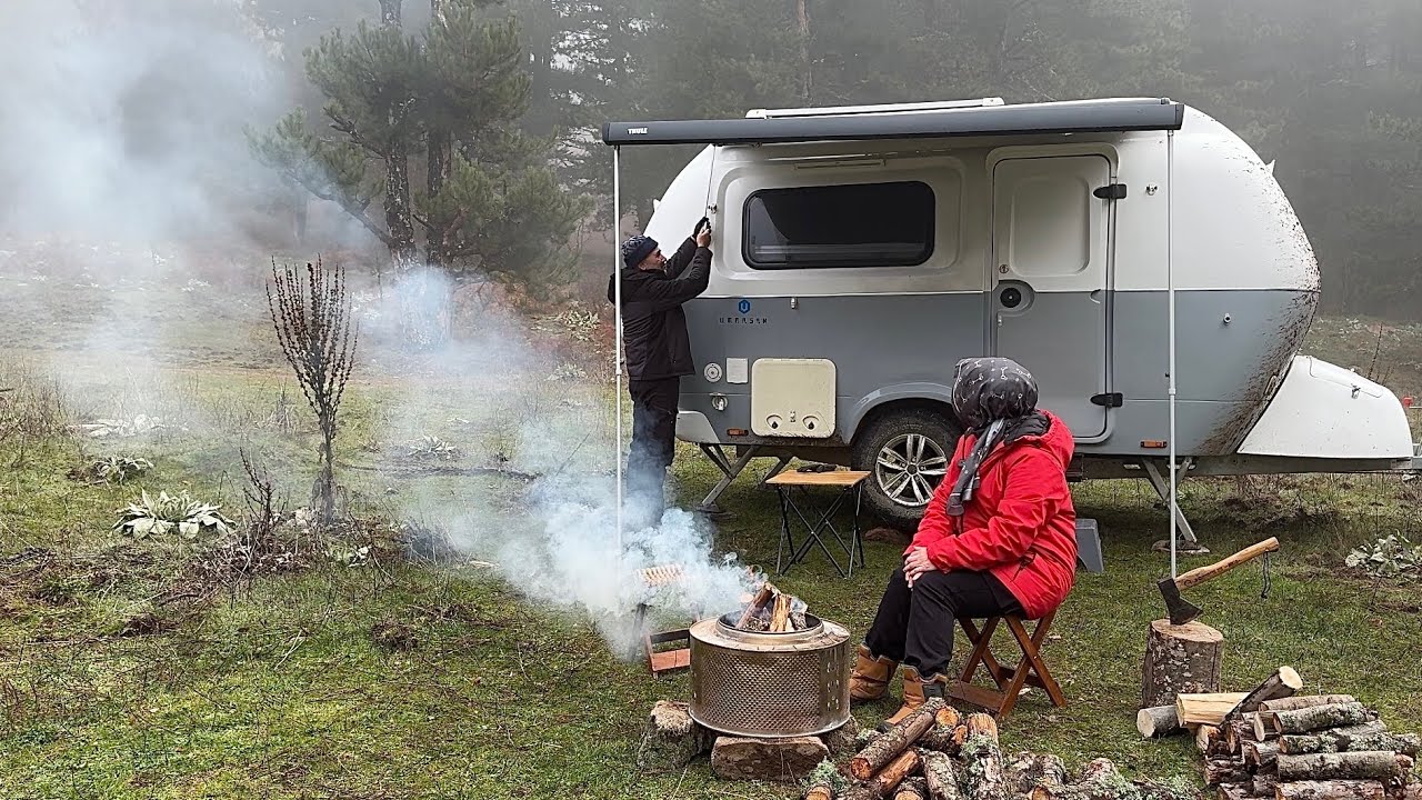 Ледяной и туманный лес | Кемпинг в капсульном фургоне