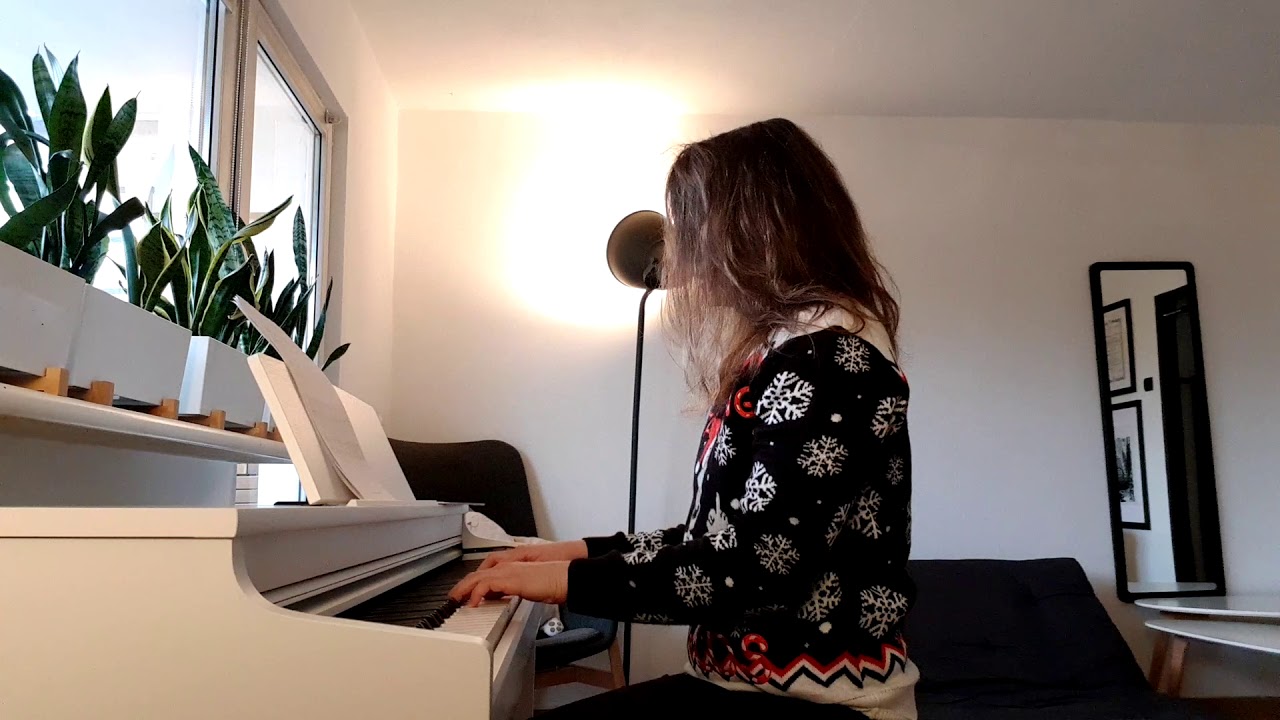 "Silent Night"  - Chrismas Carol - Beginner Piano Solo