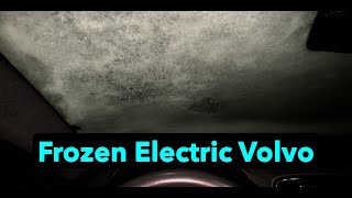 Een elektrische Volvo staat onder een laagje ijs - hoe lang duurt het voordat het ijs smelt?