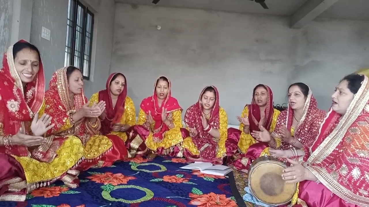 कियां बनी है मेरी मां दी चुनरी कियां बनी है 