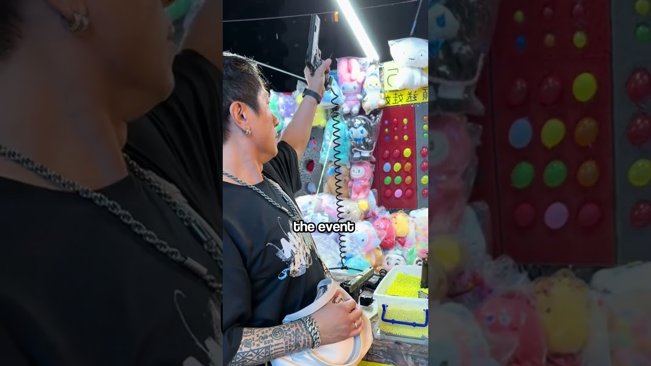 Что происходит, когда настоящий солдат играет в игру со стрельбой по воздушным шарам? 🎯