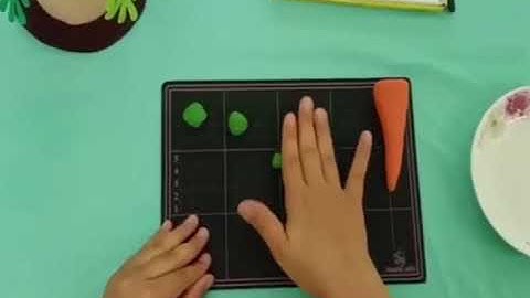 Tạo hình " nặn củ cà rốt"