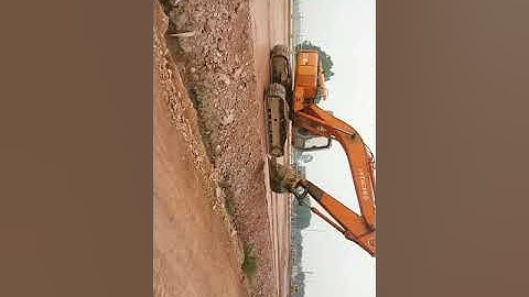 Completing slope using excavator (Hoàn thiện mái taluy nền đắp bằng máy đào)