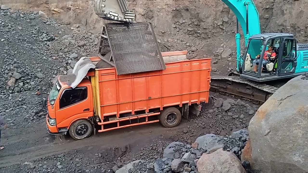 nur Rejeki. TRUK OREN MUAT PASIR MERAPI OVER.