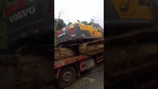 Caminhão Prancha Transportando a Escavadeira do Volvo EC 220DL do Demolicom MB Atego 3030