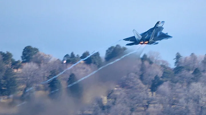 USAF F-22 Unrestricted Climb Takeoff at MSP
