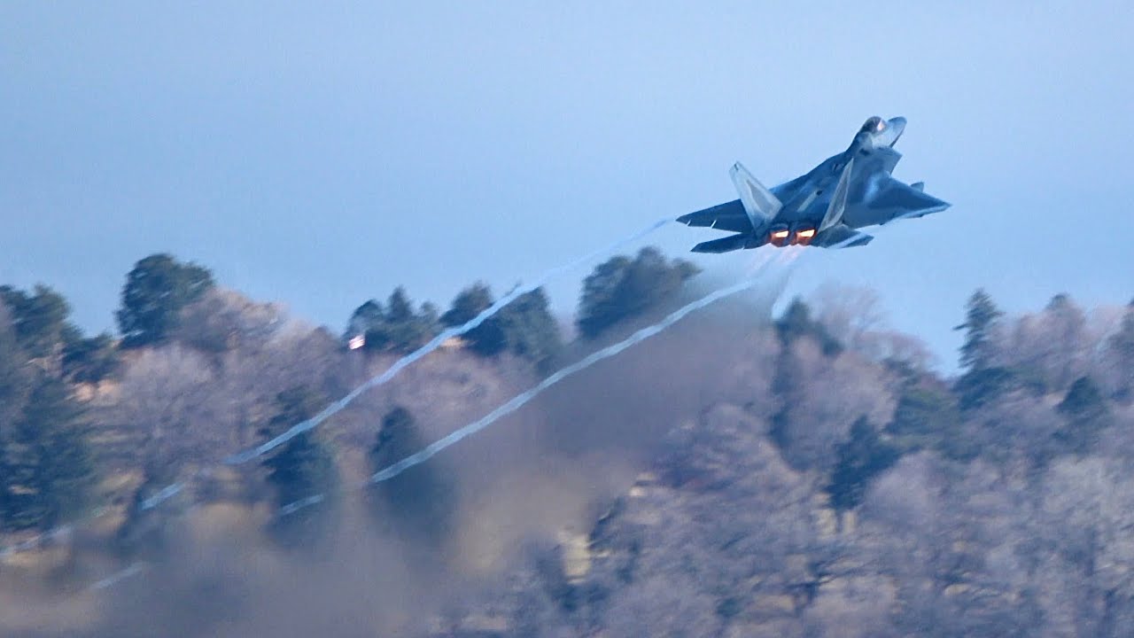 USAF F-22 Unrestricted Climb Takeoff at MSP