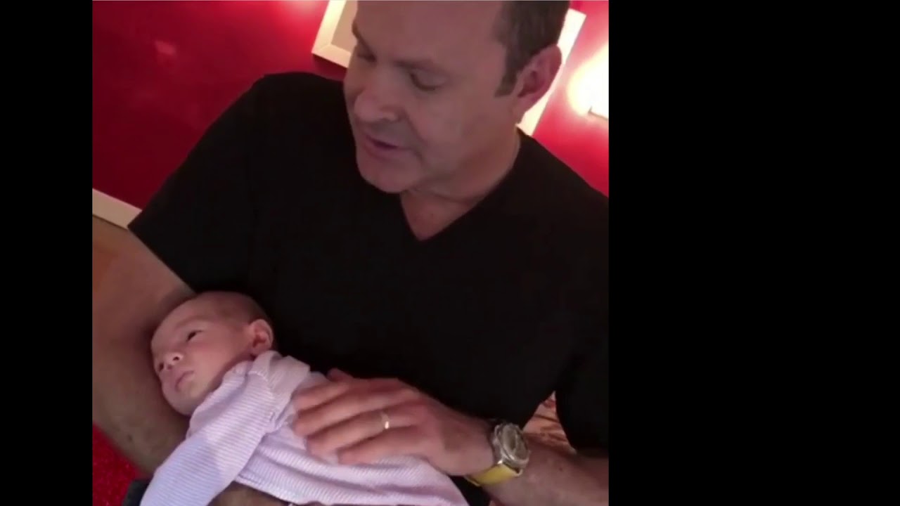 ALAN TACHER PRESENTA A SU BEBÉ