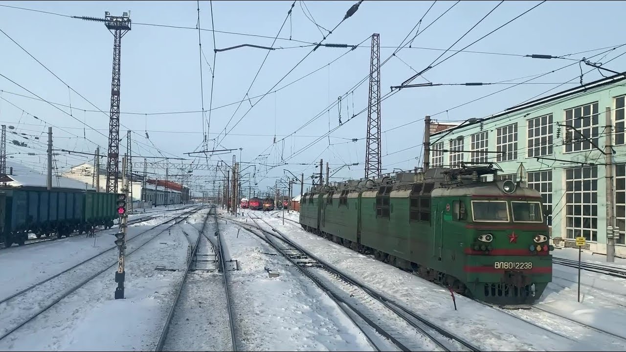 Первая зимняя поездка в электровозе с рабочим поездом
