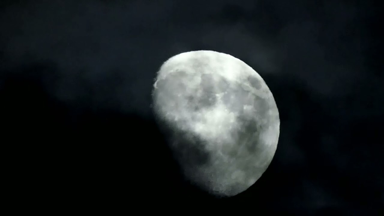 Gabon udaberriko aizken gaua eta gaueko zeruan lañoak abiadan doaz udara rari ongi etorria ematera