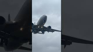 Rainy landing UAL B 737-8 IAH to DCA#shorts